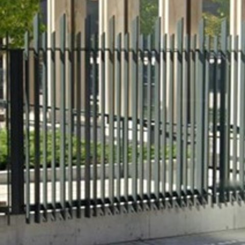 Figure représente une clôture à l'extérieur avec des barres