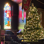 La Chapelle de la GRC et ses vitraux et un sapin de Noël, pendant le temps des Fêtes.