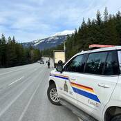 Membre de la GRC marchant vers une semi-remorque pendant un contrôle routier.