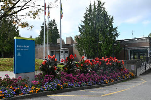 Vue de l’entrée principale des bureaux du Détachement de la GRC de Burnaby.